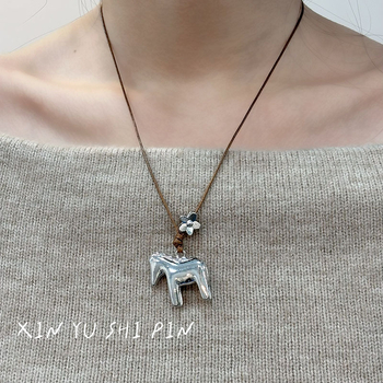 Póni medálos nyaklánc, kézzel készített, kevert anyagok, ötvözet medállal, szabályos lánccal, nőknek