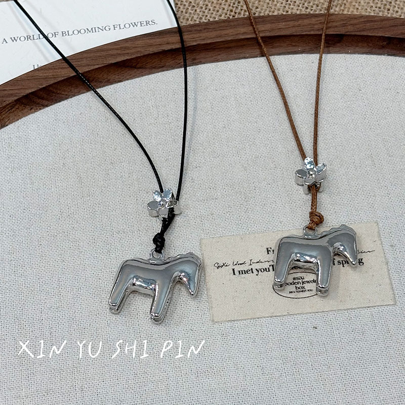 Póni medálos nyaklánc, kézzel készített, kevert anyagok, ötvözet medállal, szabályos lánccal, nőknek