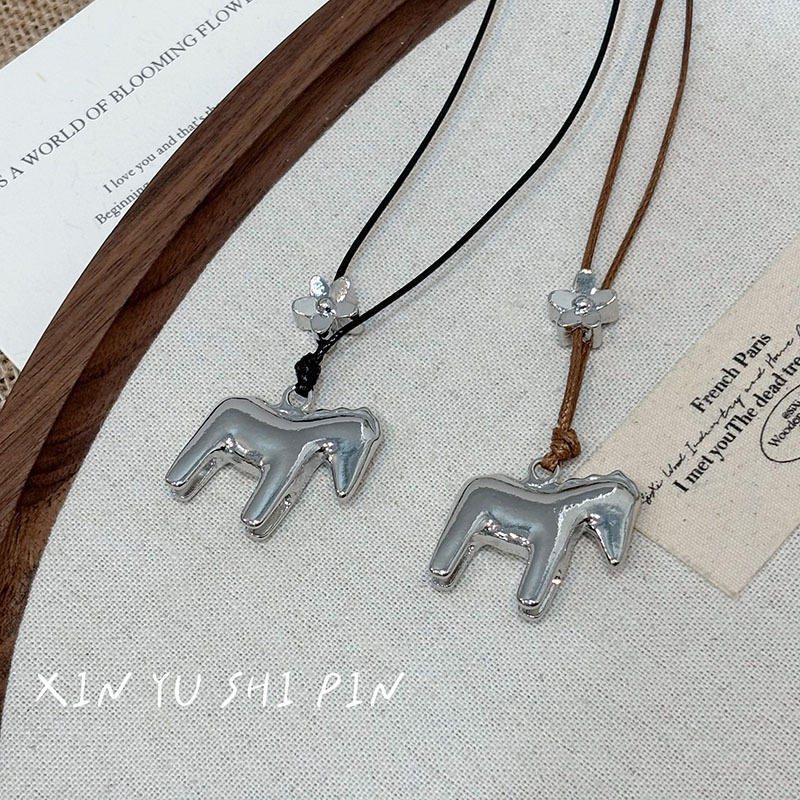 Póni medálos nyaklánc, kézzel készített, kevert anyagok, ötvözet medállal, szabályos lánccal, nőknek