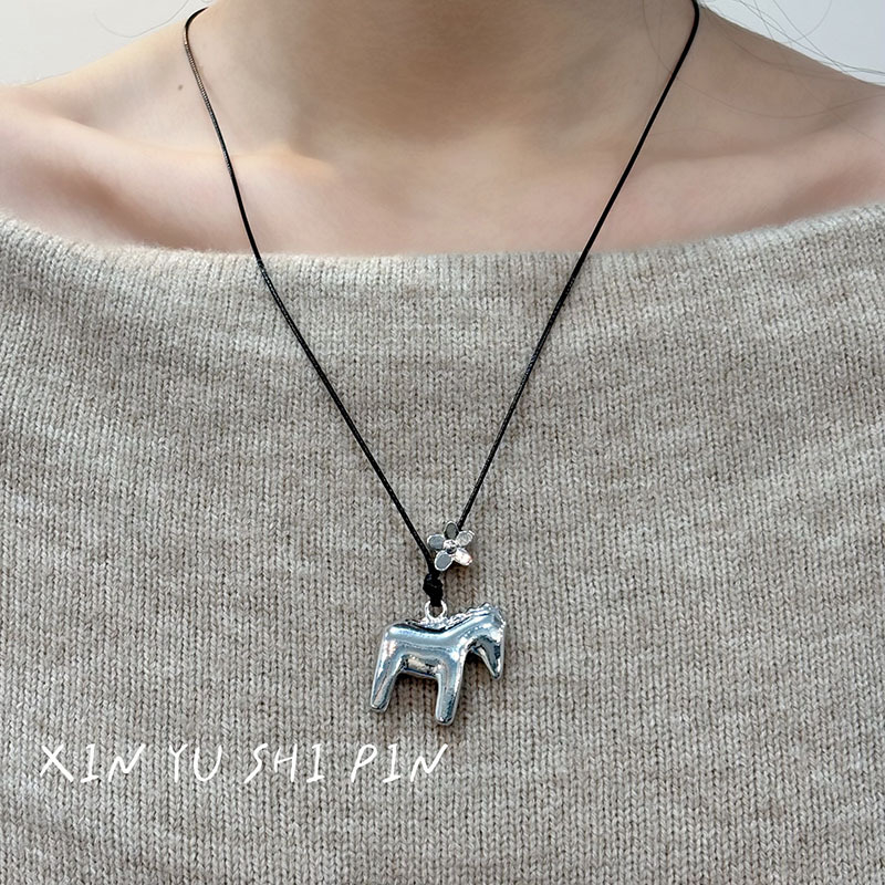 Póni medálos nyaklánc, kézzel készített, kevert anyagok, ötvözet medállal, szabályos lánccal, nőknek