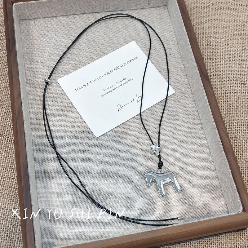 Póni medálos nyaklánc, kézzel készített, kevert anyagok, ötvözet medállal, szabályos lánccal, nőknek