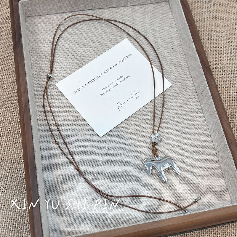 Póni medálos nyaklánc, kézzel készített, kevert anyagok, ötvözet medállal, szabályos lánccal, nőknek