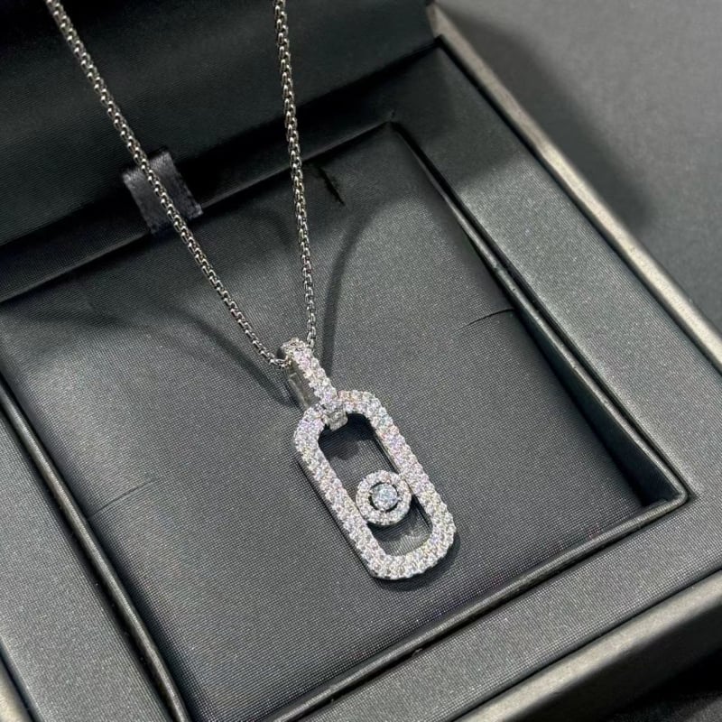 Ováls geometriai alakú nyaklánc, gyémánt pavé bevonattal, réz medál és lánc, kulcscsont-szabású lánc, hossza 71–80 cm