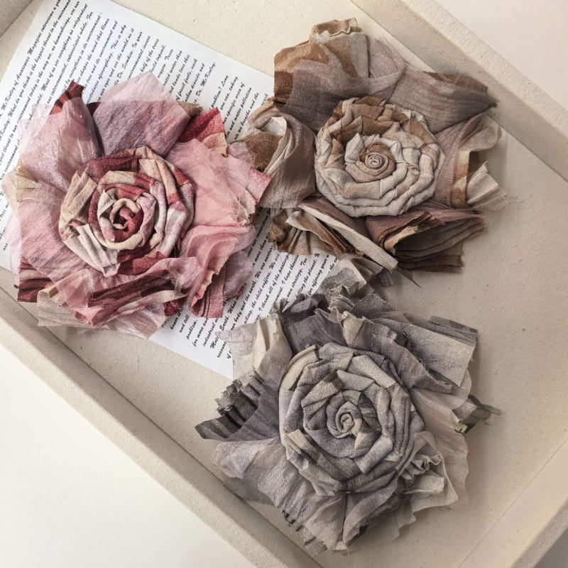 DIY ékszer kiegészítő – textil rózsa corsage, kézzel készített, Rococo stílus, művészi Vintage, márka Embroidery rhyme, 2025 tavasz