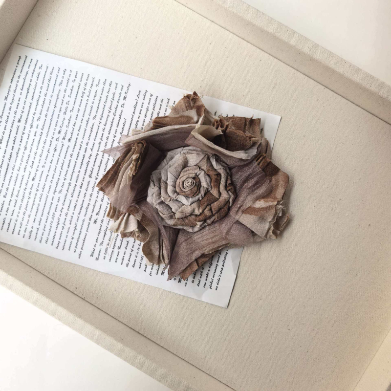 DIY ékszer kiegészítő – textil rózsa corsage, kézzel készített, Rococo stílus, művészi Vintage, márka Embroidery rhyme, 2025 tavasz