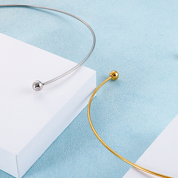 Geometriai nyaklánc rozsdamentes acélból, C-alakú forma, nőknek, márka vidi-katur, őszi 2023