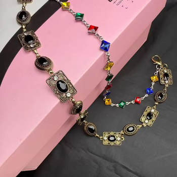 Deréklánc etnikus stílussal; fémötvözet; elegáns dizájn; tavasz 2025.