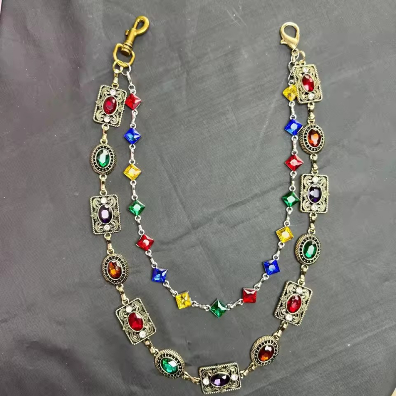 Deréklánc etnikus stílussal; fémötvözet; elegáns dizájn; tavasz 2025.