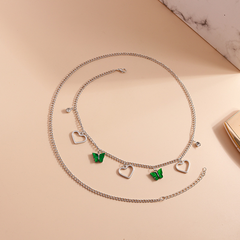 Deréklánc pillangó és üreges szív motívummal, gyanta anyag, elektroplakált felület, nőies cartoon-stílus