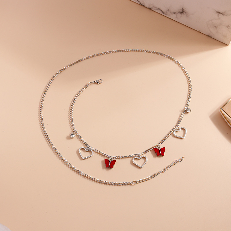 Deréklánc pillangó és üreges szív motívummal, gyanta anyag, elektroplakált felület, nőies cartoon-stílus