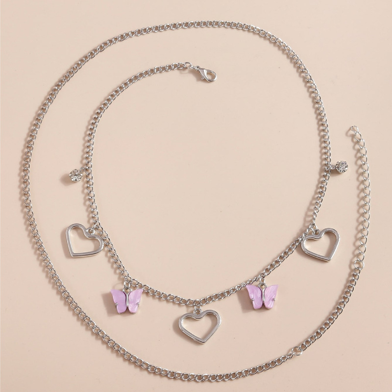 Deréklánc pillangó és üreges szív motívummal, gyanta anyag, elektroplakált felület, nőies cartoon-stílus