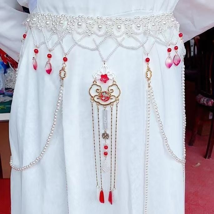 Hanfu-stílusú deréklánc imitációs gyöngyökkel és bojtokkal, kézzel kötött, geometriai dizájn