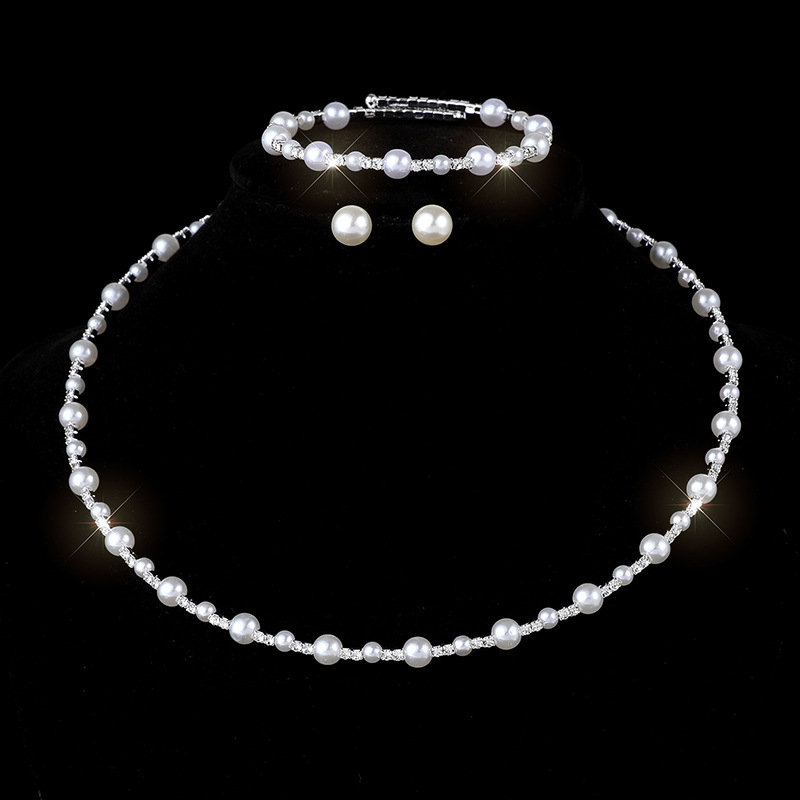 Ötvözetből készült nyaklánc és fülbevaló készlet kristályos díszítéssel, többszintű O-lánccal