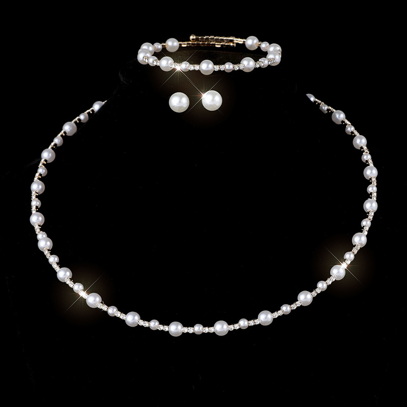 Ötvözetből készült nyaklánc és fülbevaló készlet kristályos díszítéssel, többszintű O-lánccal