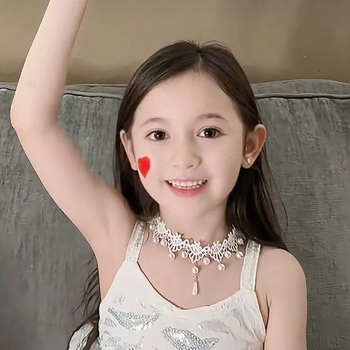 Mesterséges gyöngyökből készült nyaklánc, csipkés rész, csepp alakú kivitel, édes stílus, 2024 ősz