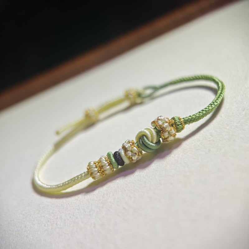 Narukvica s perlicama, ručno pleteni dimple čvor, najlon konac, unisex, jesen 2024 izdanje