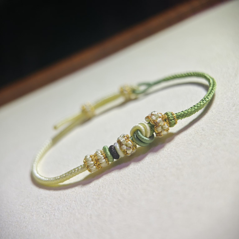 Narukvica s perlicama, ručno pleteni dimple čvor, najlon konac, unisex, jesen 2024 izdanje