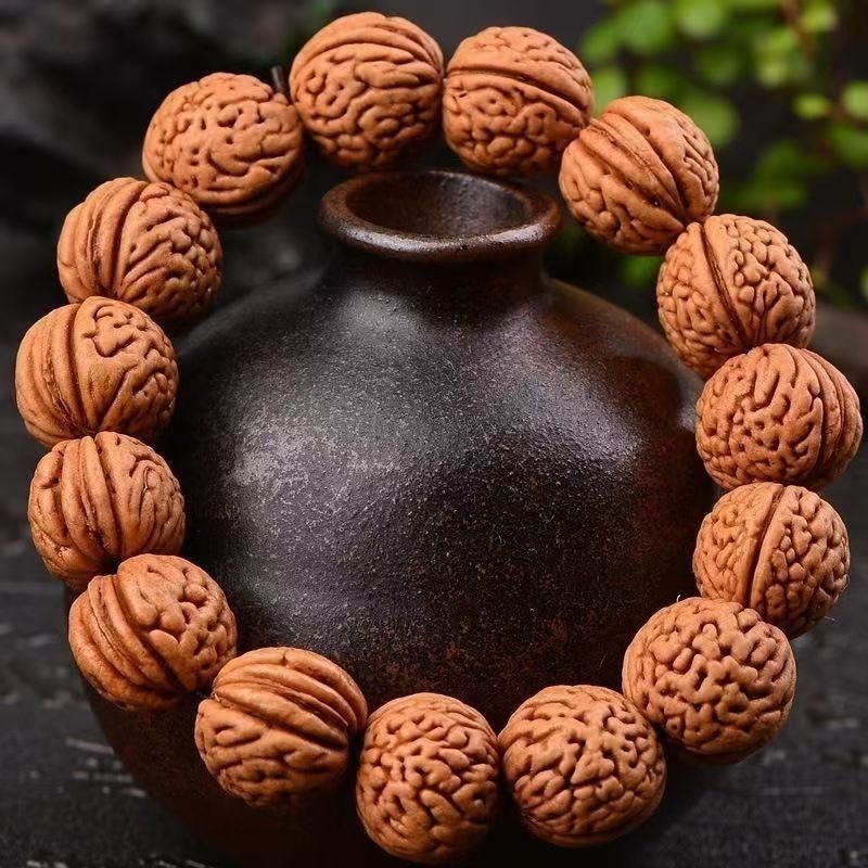 Гривна от прасковено ядро, етнически стил, унисекс, електроплатирано покритие.