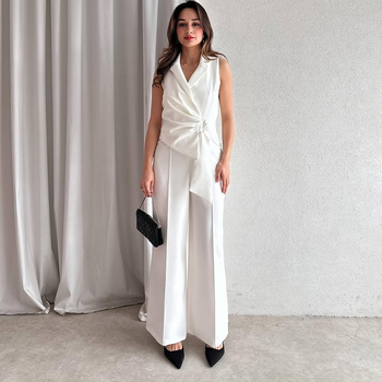 Varrukateta kombinesoon, V-kaelus, kõrge vöökoht, laia lõikega püksid, polüester