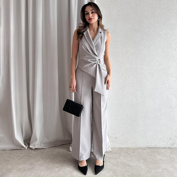 Varrukateta kombinesoon, V-kaelus, kõrge vöökoht, laia lõikega püksid, polüester