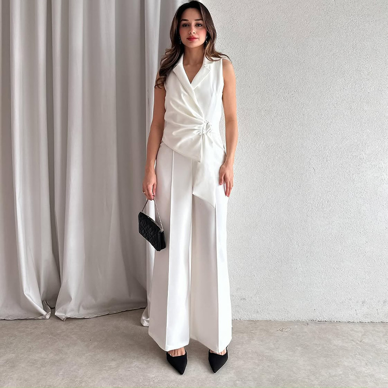 Kombinezons bez piedurknēm, V kakla izgriezums, augsta josta, plata kāja