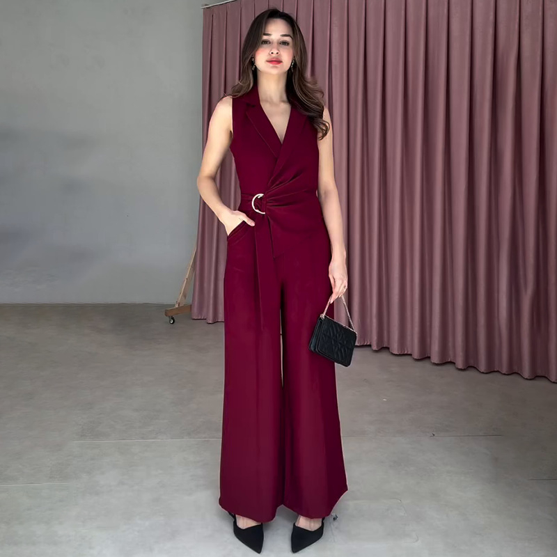 Varrukateta kombinesoon, V-kaelus, kõrge vöökoht, laia lõikega püksid, polüester