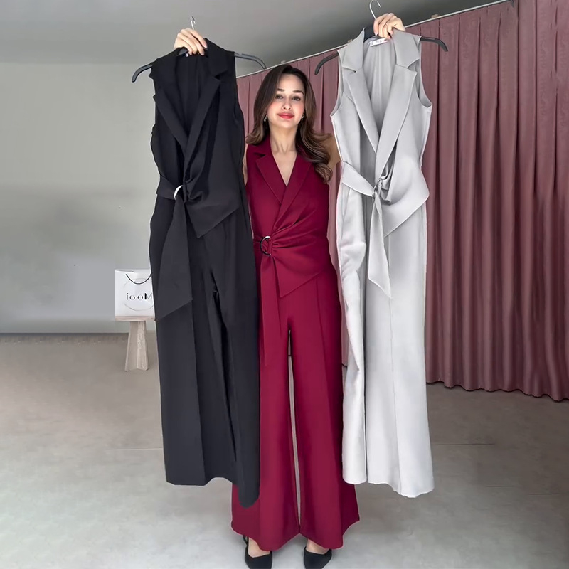 Varrukateta kombinesoon, V-kaelus, kõrge vöökoht, laia lõikega püksid, polüester