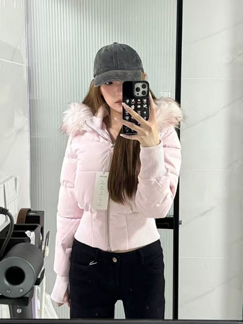 Pamukasta jakna s kapuljom i odvojivim krznenim ovratnikom, zatvarač, kratka duljina, uski kroj