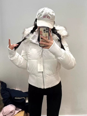 Pamukasta jakna s kapuljom i odvojivim krznenim ovratnikom, zatvarač, kratka duljina, uski kroj