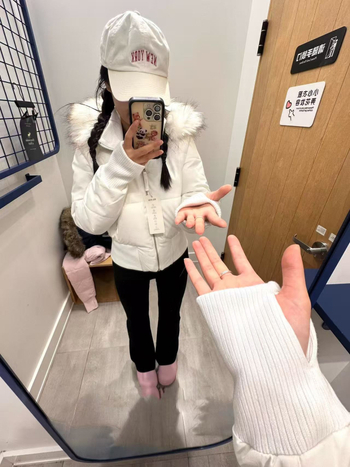 Pamukasta jakna s kapuljom i odvojivim krznenim ovratnikom, zatvarač, kratka duljina, uski kroj