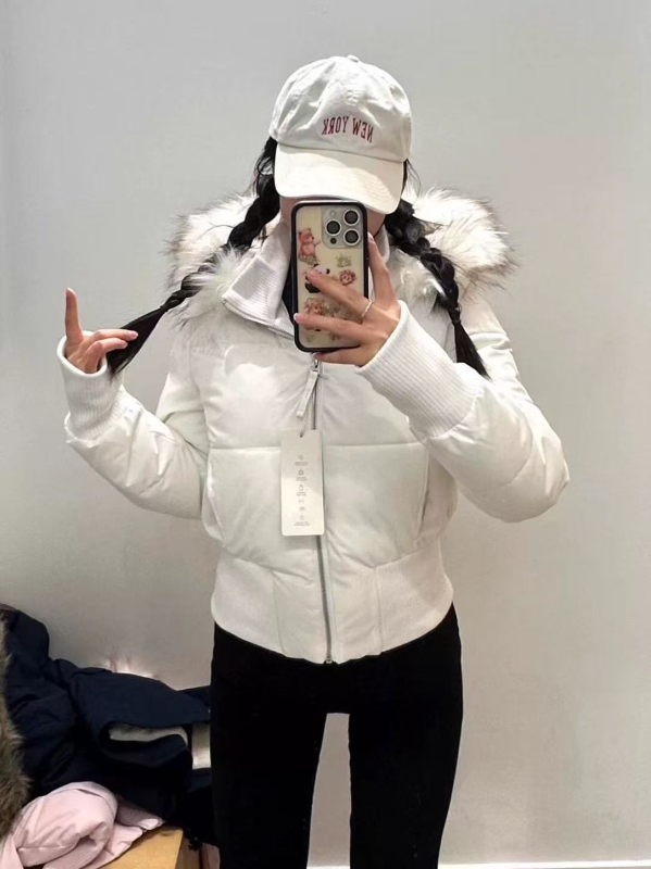 Pamukasta jakna s kapuljom i odvojivim krznenim ovratnikom, zatvarač, kratka duljina, uski kroj