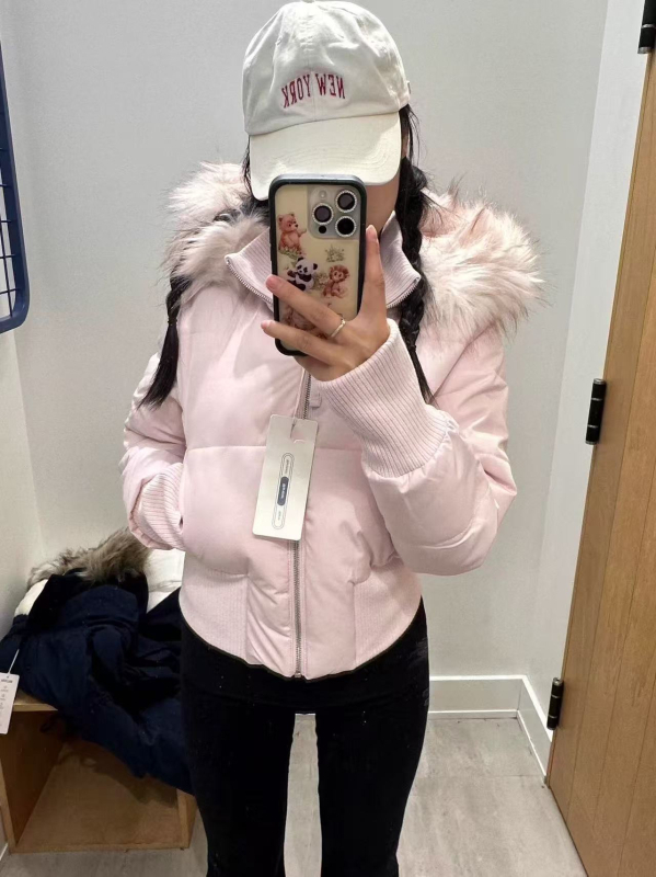 Pamukasta jakna s kapuljom i odvojivim krznenim ovratnikom, zatvarač, kratka duljina, uski kroj