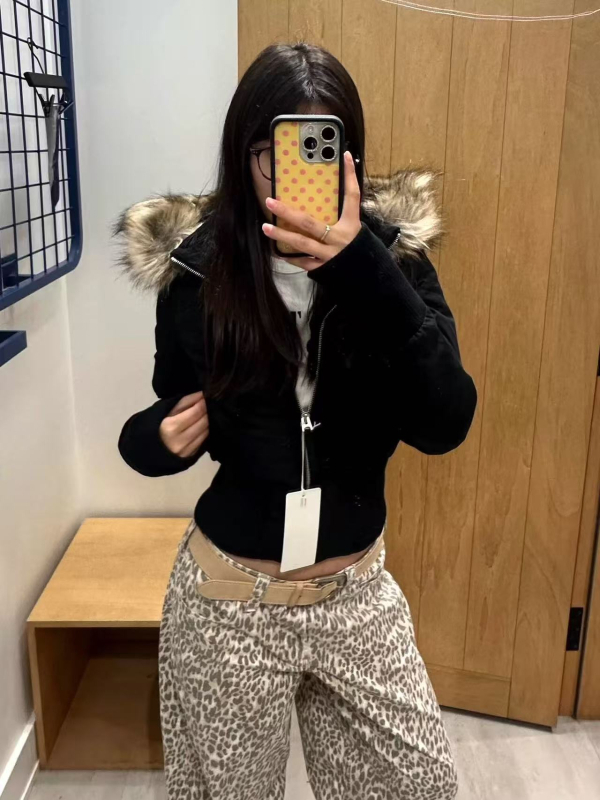 Pamukasta jakna s kapuljom i odvojivim krznenim ovratnikom, zatvarač, kratka duljina, uski kroj