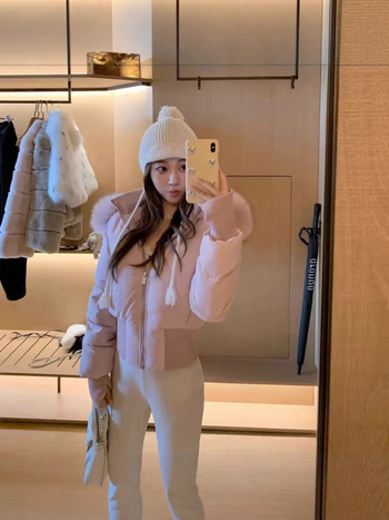 Ženski kaput s kapuljačom, punjenje poliester-bavlja, debeli materijal, stojeći ovratnik s krznom, kratka dužina, dugi rukavi, zima 2025, casual stil japansko-korejski