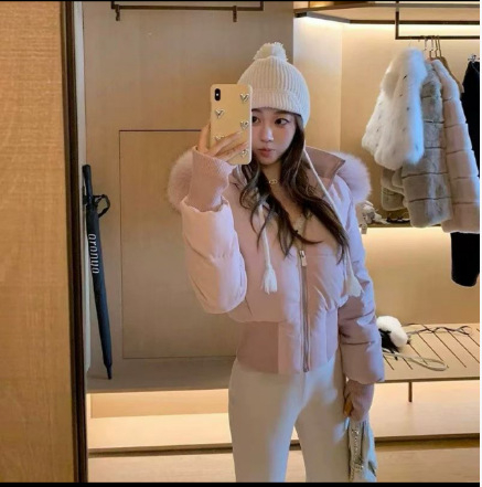 Ženski kaput s kapuljačom, punjenje poliester-bavlja, debeli materijal, stojeći ovratnik s krznom, kratka dužina, dugi rukavi, zima 2025, casual stil japansko-korejski