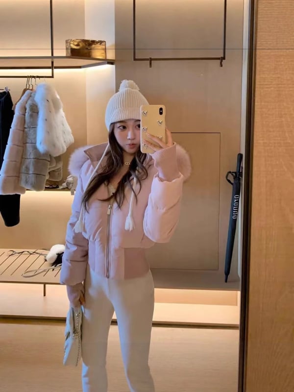 Ženski kaput s kapuljačom, punjenje poliester-bavlja, debeli materijal, stojeći ovratnik s krznom, kratka dužina, dugi rukavi, zima 2025, casual stil japansko-korejski