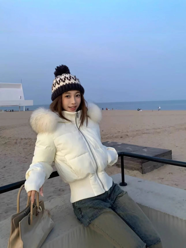 Ženski kaput s kapuljačom, punjenje poliester-bavlja, debeli materijal, stojeći ovratnik s krznom, kratka dužina, dugi rukavi, zima 2025, casual stil japansko-korejski