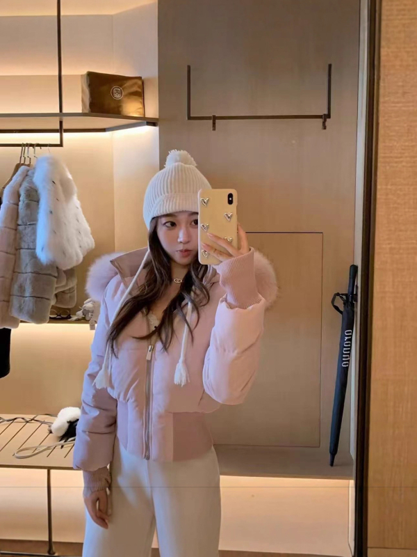 Ženski kaput s kapuljačom, punjenje poliester-bavlja, debeli materijal, stojeći ovratnik s krznom, kratka dužina, dugi rukavi, zima 2025, casual stil japansko-korejski