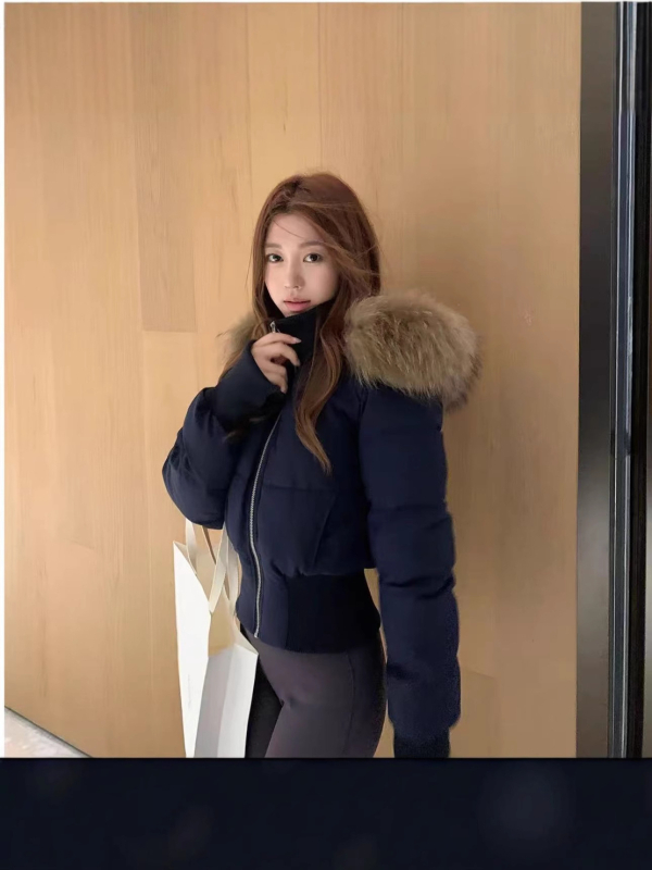 Ženski kaput s kapuljačom, punjenje poliester-bavlja, debeli materijal, stojeći ovratnik s krznom, kratka dužina, dugi rukavi, zima 2025, casual stil japansko-korejski