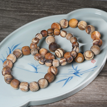 Feather márkájú buddhista gyöngyökkel készült karkötő Tribute fából, modern minimalist stílus, polírozott kivitel