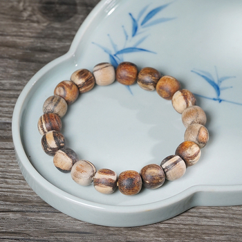 Feather márkájú buddhista gyöngyökkel készült karkötő Tribute fából, modern minimalist stílus, polírozott kivitel