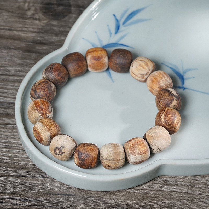 Feather márkájú buddhista gyöngyökkel készült karkötő Tribute fából, modern minimalist stílus, polírozott kivitel