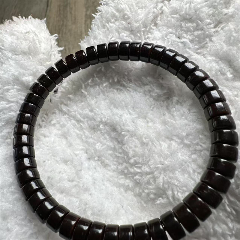 Гривна Bodhi — унисекс ръчно изработено украшение за ръка; Материал: Bodhi; Стил: Унисекс; Тип: Гривна; Пускане: пролет 2025