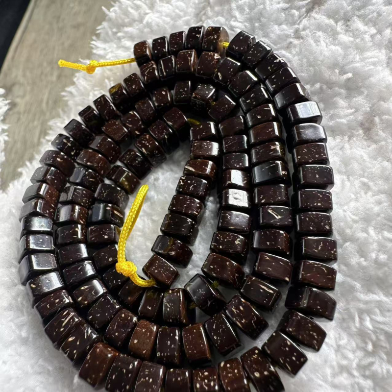 Гривна Bodhi — унисекс ръчно изработено украшение за ръка; Материал: Bodhi; Стил: Унисекс; Тип: Гривна; Пускане: пролет 2025