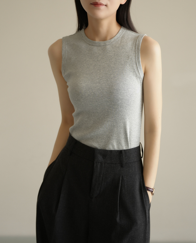 Slim-fit pamučna potkošulja s okruglim izrezom, široke I-oblike naramenice, mikroelastičnost, 90–95% pamuk + <30% spandex, standardna duljina 50–65 cm, ljeto 2025, za odrasle žene