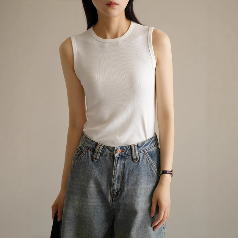 Slim-fit pamučna potkošulja s okruglim izrezom, široke I-oblike naramenice, mikroelastičnost, 90–95% pamuk + <30% spandex, standardna duljina 50–65 cm, ljeto 2025, za odrasle žene