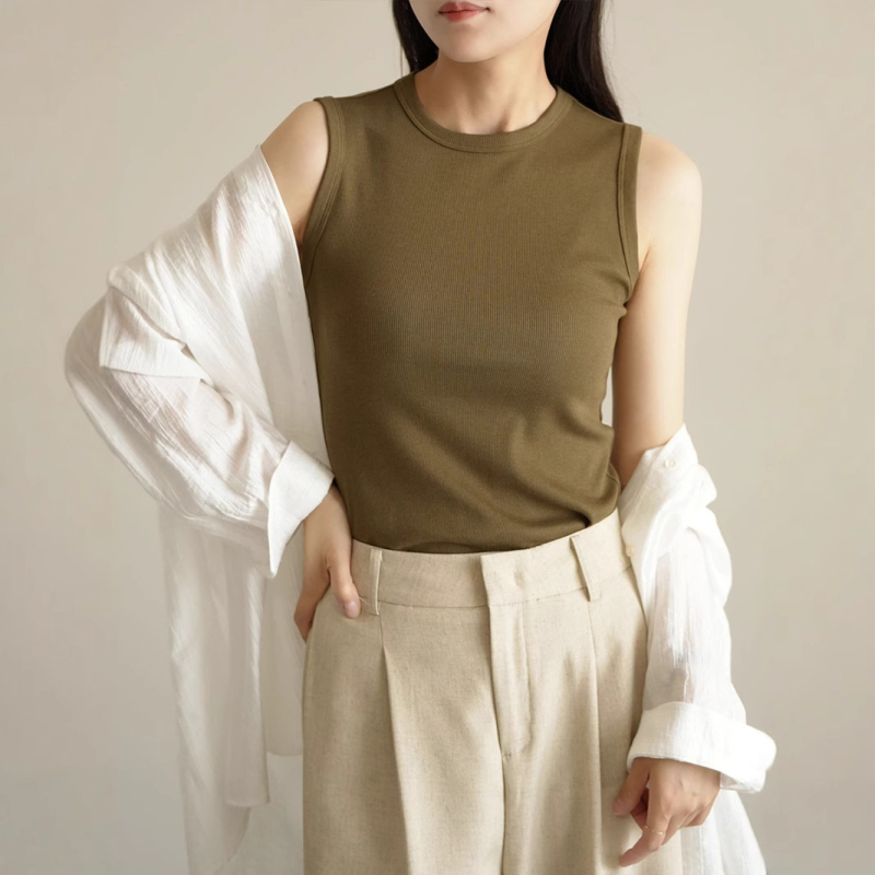 Slim-fit pamučna potkošulja s okruglim izrezom, široke I-oblike naramenice, mikroelastičnost, 90–95% pamuk + <30% spandex, standardna duljina 50–65 cm, ljeto 2025, za odrasle žene