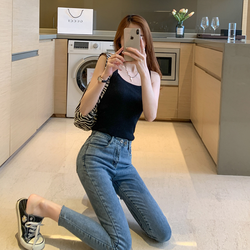 Γυναικείο πλεκτό τοπ με τιράντες, στενή γραμμή, 50–65 cm, μονόχρωμο σχέδιο, βισκόζη 70–80%, Άνοιξη 2023.