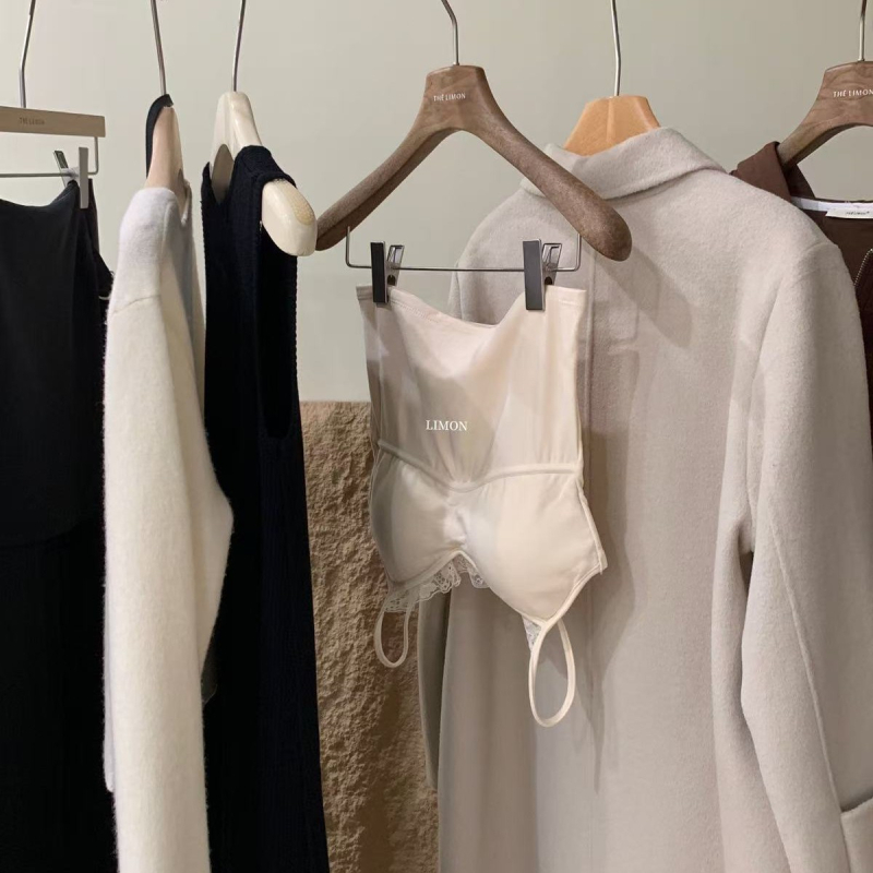 Nėrinių camisole su įdėtu V kaklu ir nugaros detaliu, nailonas vidutinio svorio 161–180 g/m², visoms metų laikams