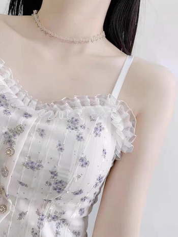 Kratka čipkasta cami s V izrezom, podesive naramenice, cvjetni uzorak, materijal: 70-80% najlon, 20-30% spandeks